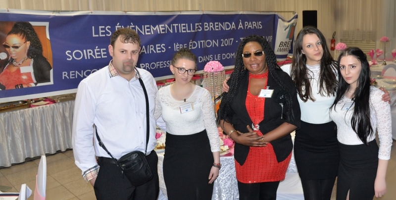 Brenda Thandi Mbatha au milieu de ses collaborateurs lors de la 1ère édition des Événementielles Brenda à Paris