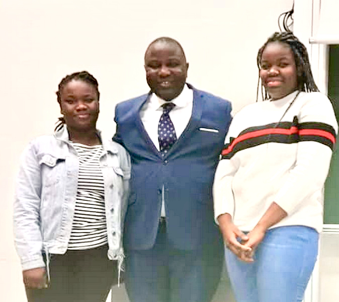 Brice Mankou entouré de Danielle Banzouzi et Emmanuelle Ngono, deux étudiantes majors du département Génie Civil de l’IUT de Béthunes