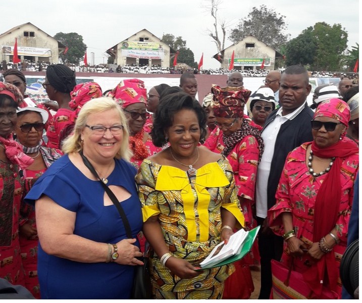 Première Brigitte Levat de l’IFMV et la Première Dame du Congo Antoinette Sassou Nguesso lors du lancement des travaux de la construction et de la réhabilitation du Centre de Formation des Maîtres à Mouyondzi