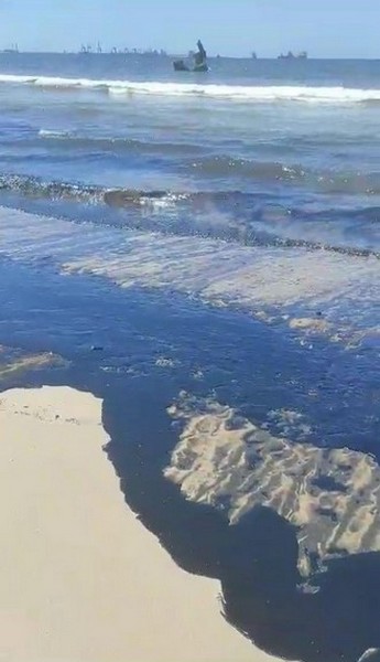 Capture d'écran -vidéo sur la séquence marée noire sur le littoral de Pointe Noire le dimanche 10 décembre 2023