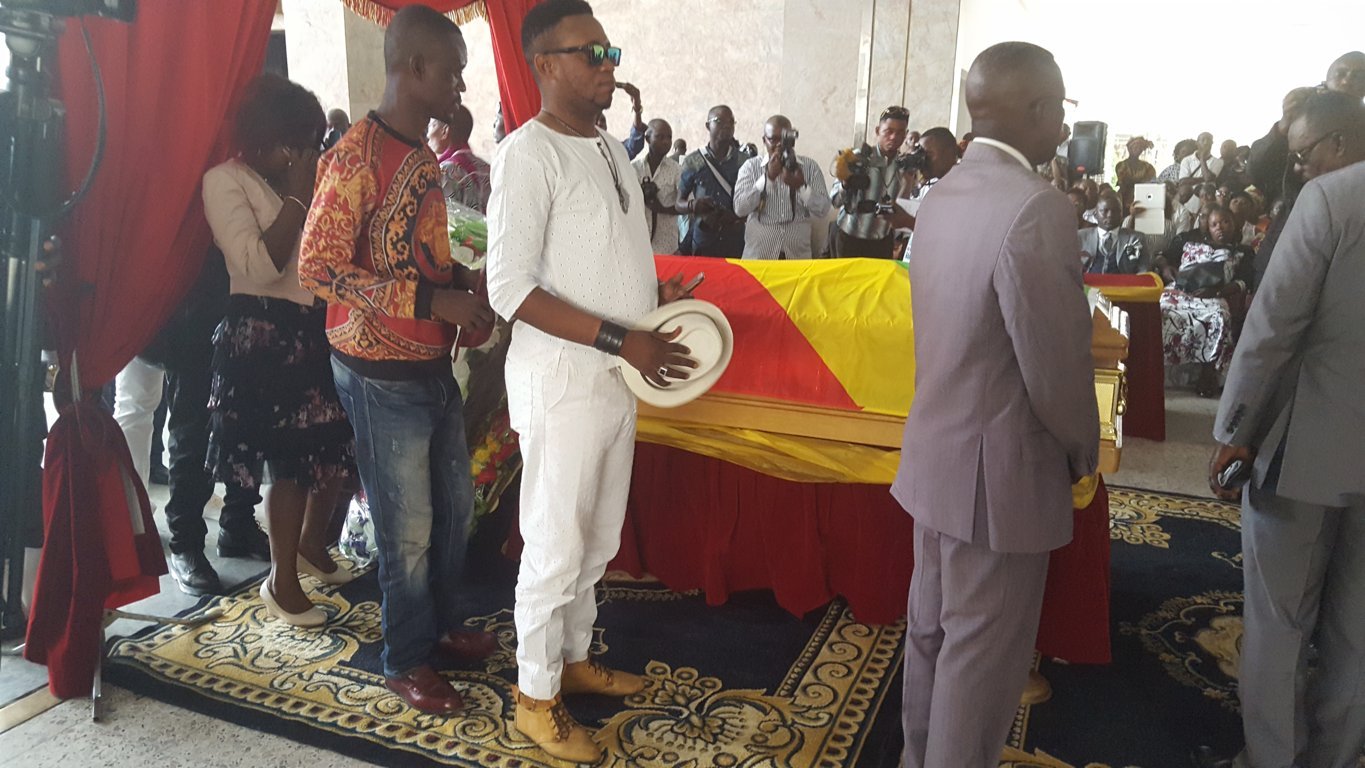 Djoson Philosophe, artiste de la jeune génération rendant hommage à Ya Célio au Palais des Congrès à Brazzaville