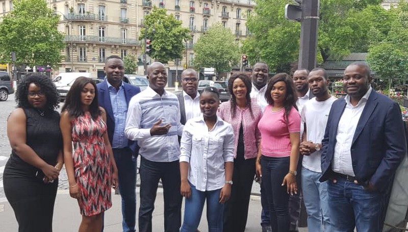 Photo de groupe des membres du Cercle des Républicains à l'issue des travaux de leur première rencontre à Paris 