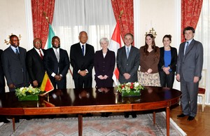 Photo des diplomates présents lors de la signature du Communiqué conjoint entre le Congo et Monaco à la Chancellerie de Monaco à Paris le 27 février 2014