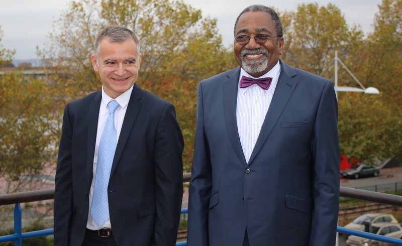Emmanuel Brouiller consul honoraire aux côtés de l'ambassadeur Rodolphe Adada lors de l'inauguration du consulat du Congo à Rouen
