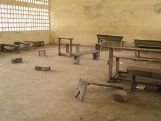 Une salle de classe du collège d’enseignement général Abel-Eniené de Bouané la.