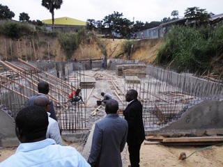 Bernard Ovoulaka et une équipe du ministère de la Santé sur le chantier de la station d’épuration des eaux usées