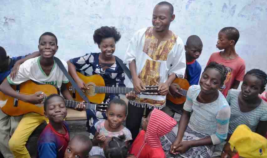 Les enfants grattant la guitare aux côtés du professeur, Syssi Mananga (lauréate Tam-Tam d’or 2013), le projet Artistes en herbe