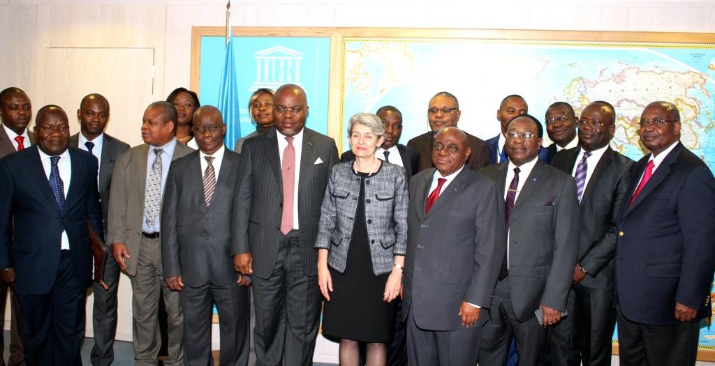 Délégation congolaise lors de la signature d'un accord entre Bruno Jean Richard Itoua, ministre de la recherche scientifique et de l'innovation et Irina Bokova, directrice générale de l'Unesco