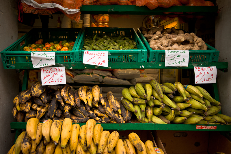 Etalage de fruits et légumes au marché Dejean à Paris Château Rouge