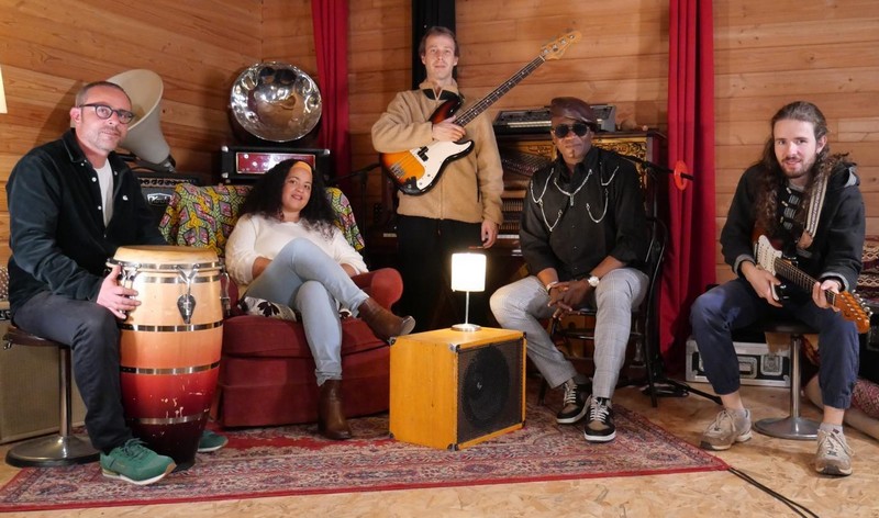 Photo du groupe des musiciens lors de la réalisation du clip Rumba mokili mobimba studio de Cyril Solnais / des Ateliers de la Morinerie de Saint-Pierre-des Corps, France Photo du groupe des musiciens lors de la réalisation du clip Rumba mokili mobimba studio de Cyril Solnais / des Ateliers de la Morinerie de Saint-Pierre-des Corps, France
