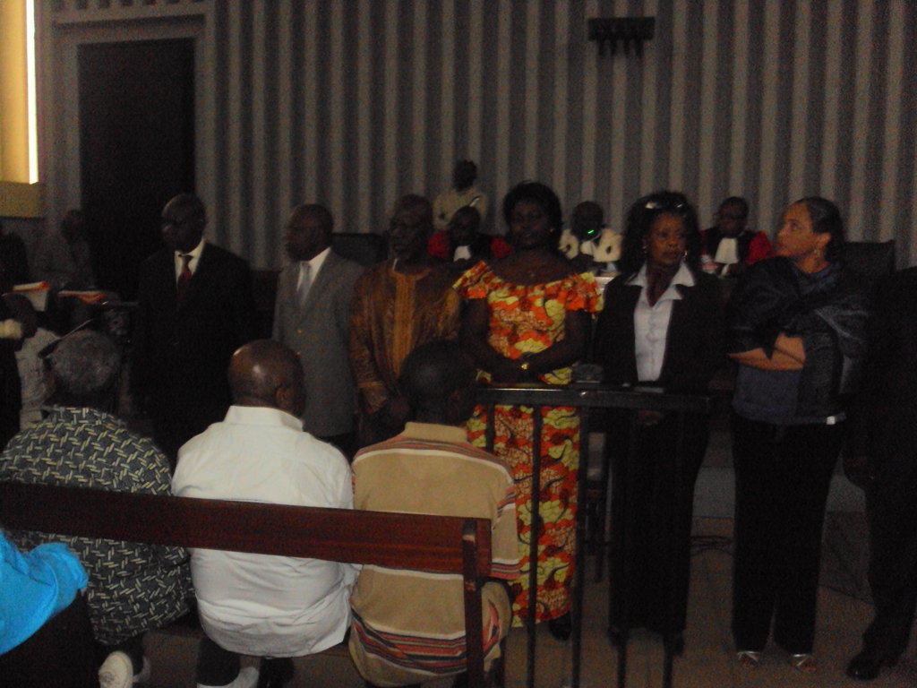 Les jurés prêtant serment devant les accusés et leurs avocats. (© Adiac)