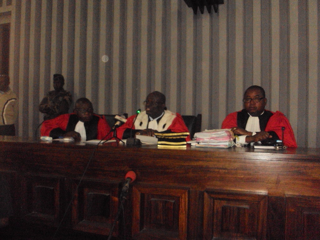 Le premier président de la cour d’appel de Brazzaville entouré de deux juges. (© Adiac)