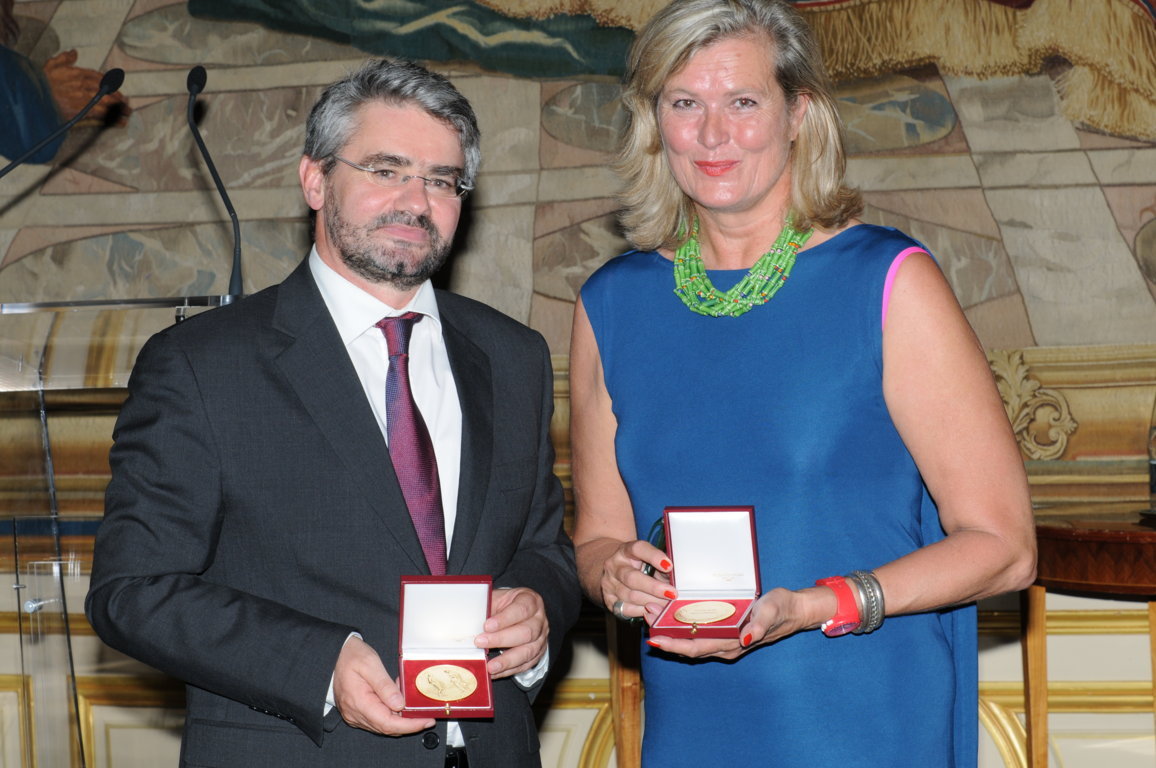 le lauréat Jacques Saint-Victor avec son Prix, et Ursula Plassnik, ambassadrice d'Autriche recevant le Prix pour Jean-Paul Bled