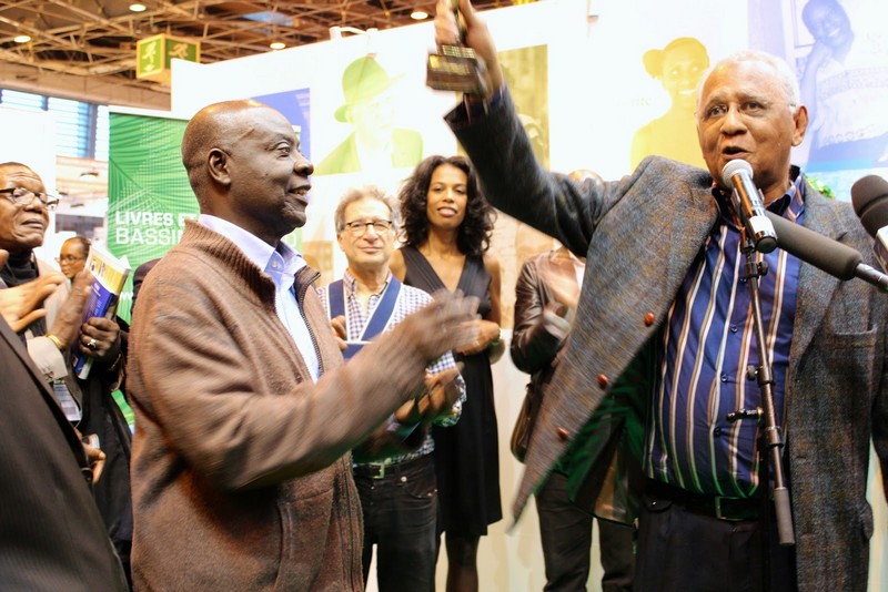 Emmanuel Dongala sur le Stand Livres et Auteurs du Bassin du Congo lors de la réception du Prix Mokanda 2013 des mains de Henri Lopes, président du jury.