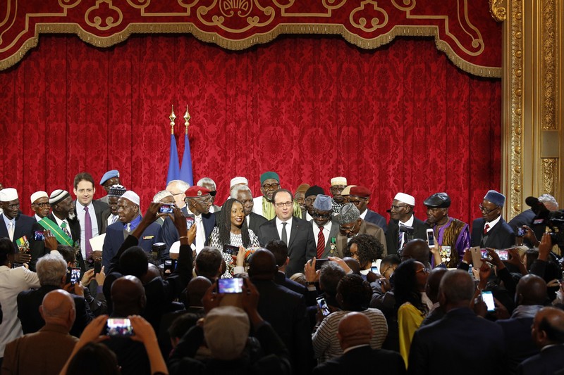 François Hollande au milieu de 28 tirailleurs sénégalais naturalisés le 15 avril 2017 à l'Élysée