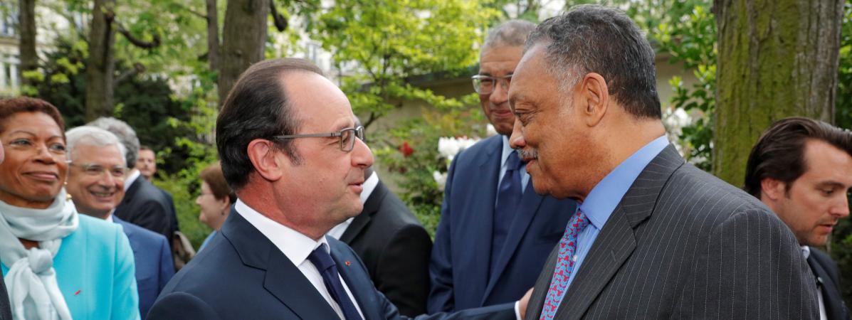 François Hollande salue Jesse Jackson au jardin du Luxembourg