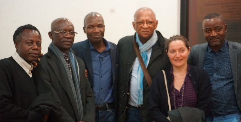 Gabriel Mwènè Okoundji entouré de Mathias Bangui, Henri Lopes, Sami Tchak, Guy Mankesi et Annie Ferret