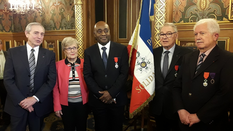 Gervais Loembé au milieu des membres de la Légion d'Honneur à Orléans en France