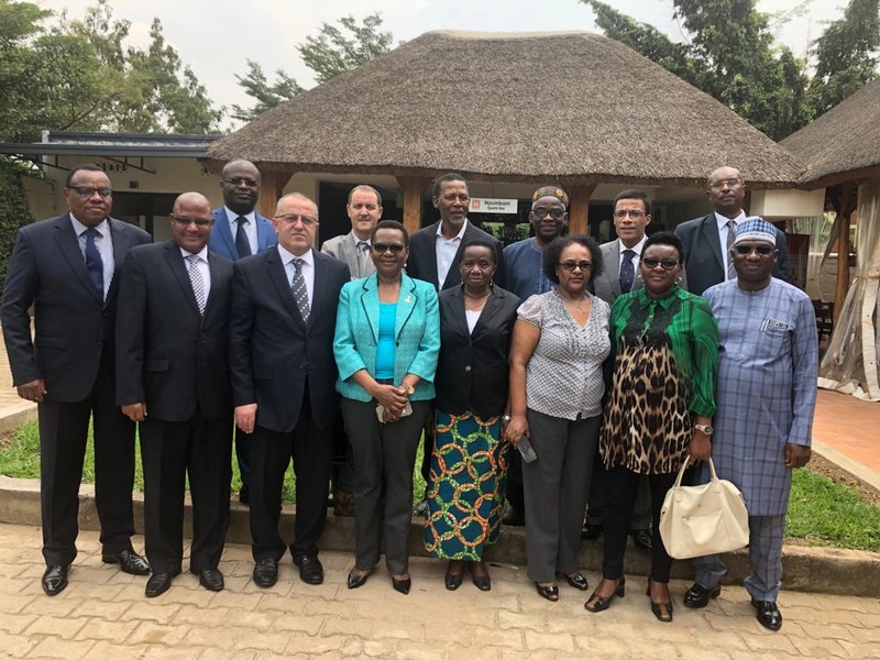 Photo du Groupe Diplomatique Africain au Rwanda, Guy Nestor Itoua au premier rang derrière à partir de la gauche