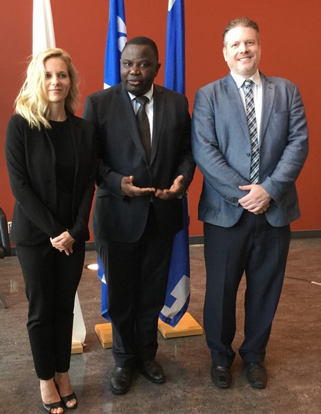 Brice Arsène  Mankou au milieu des responsables de deux membres du service international de l'Ecole Nationale de l’Administration Publique du Canada-l 'ENAP