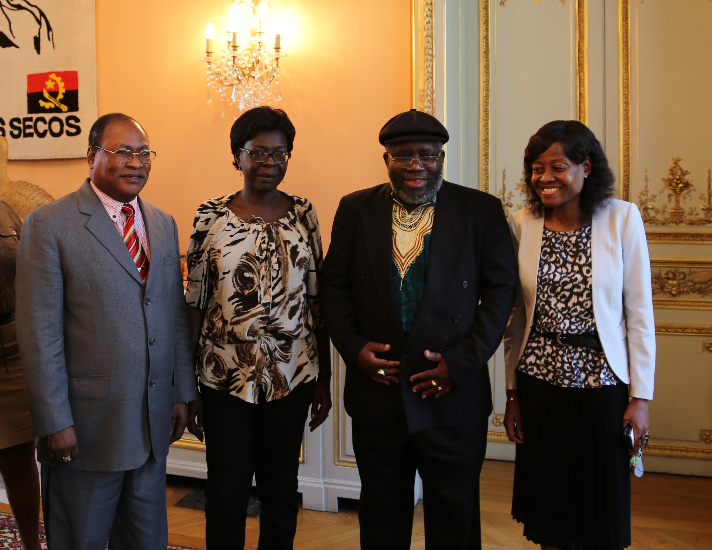 (de gauche à droite) le chargé d'affaires de l'ambassade d'Angola, la responsable de la Librairie des Dépêches de Brazzaville, le poète Lopito Feijo, et la conseillère culturelle de l'ambassade d'Angola ©Adiac 