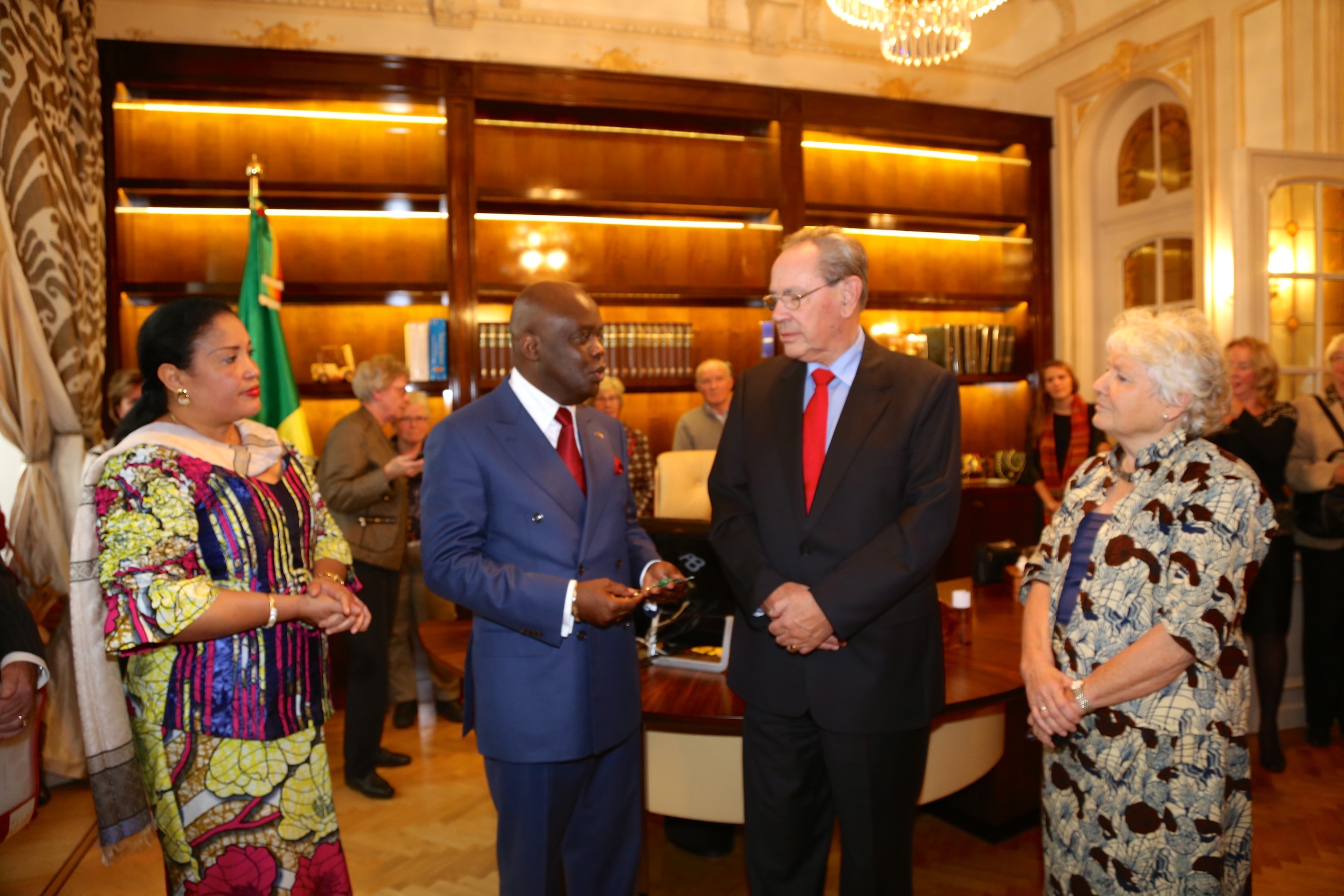 L'ambassadeur Roger Julien Menga, accompagné de son épouse, félicitent Meüs van der Poel