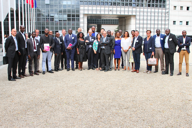 Club Congo-France Numérique Photo de groupe des chefs d'entreprises et incubateurs au ministère de l'économie à Bercy France