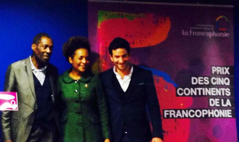 In Koli Jean Bofane et Miguel Bonnefoy encadrant Michaëlle Jean après la remise du Prix des cinq continents au siège de l'OIF à Paris
