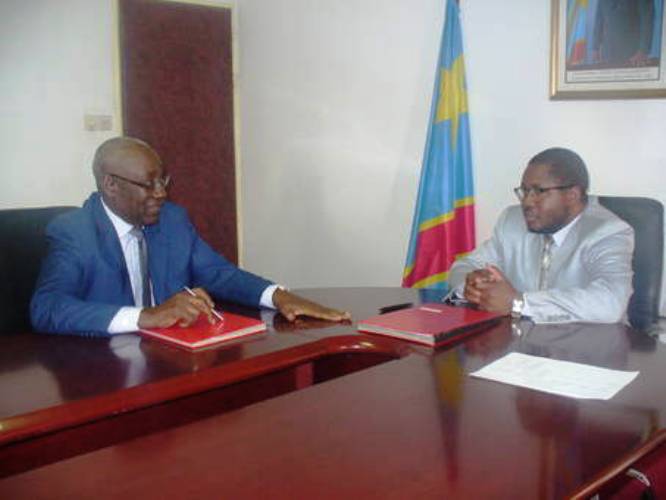 Louis-Alphonse Koyagialo et Jean-Chrisostome Vahamwiti lors de la signature du contrat-programme