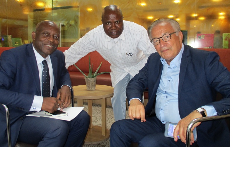 Jean-Louis Roy en entretien à Paris avec les journalistes Lilo Miango et Marie Alfred Ngoma