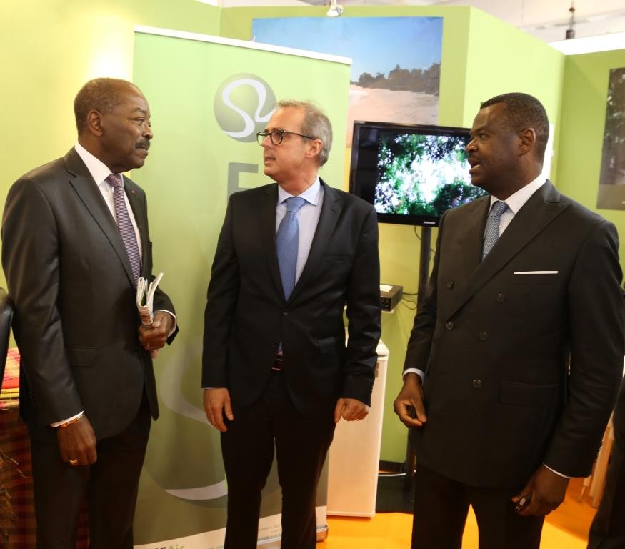 Josué Rodrigue Ngouonimba, ministre du Tourisme et de l'Environnement du Congo avec son homologue ivoirien et le directeur commercial d'Ecair