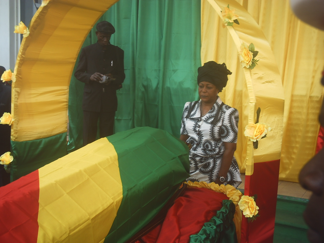 Antoinette Sassou Nguesso s’inclinant devant la dépouille de Jean Richard Bongo