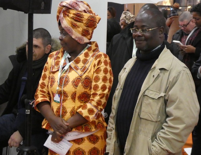 Honorine Ngou et Venance Konan lors de la cérémonie de la remise du Prix littéraire 2018 du collectif de journalistes d’Afrique francophone 