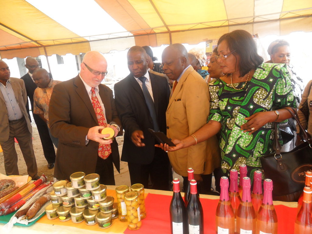 Le directeur du service économie de l'ambassade de France au Congo en visite guidée du stand