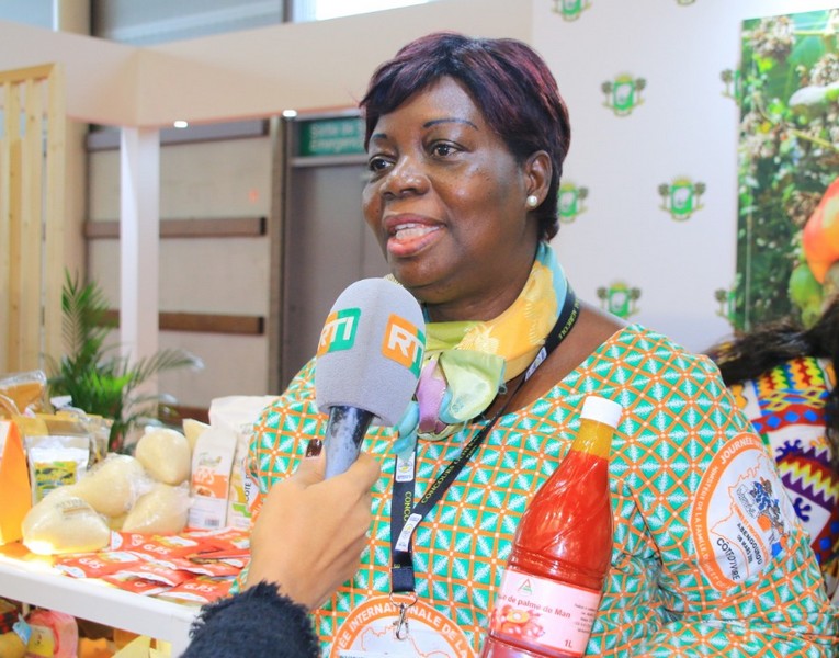Lucie Gbakayoro, Lauréate SIA 2020 huile rouge au stand de la Côte d'Ivoire