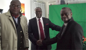 Ambiance entre membres personnalités politiques congolaises après le débat sur les voeux présidentiels le 31 décembre 2014 à Paris