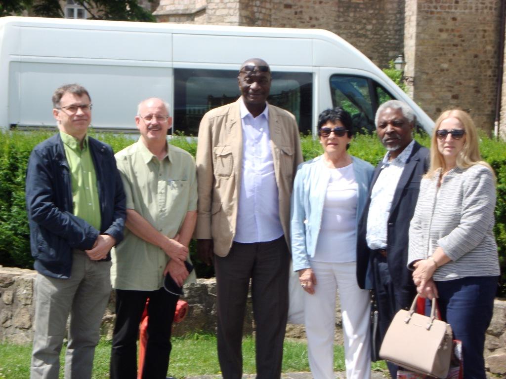 Michel Bouboutou Mampouya, président du Conseil départemental du Pool entouré des membres de l'association France-Congo Brazzaville