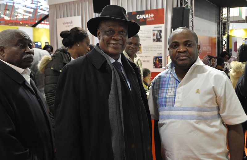 Henri Djombo et Léonidas Carel Mottom Mamoni sur le stand Pavillon Lettres d'Afrique