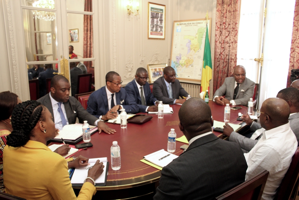 Séance de travail entre le ministre de l'enseignement supérieur et les services administratifs de l'OGES et la Paierie du Congo en France