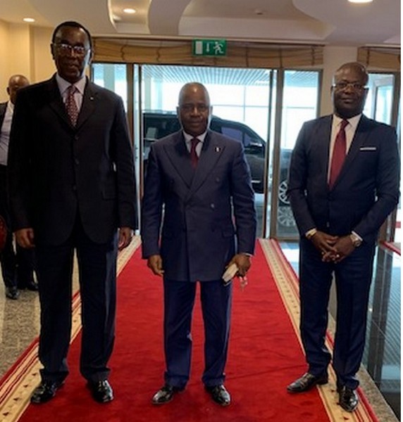 Pierre Ngolo à Kigali, au milieu, entouré à sa droite de son homologue Bernard Makuza et à sa gauche de l'ambassadeur Guy Nestor Itoua