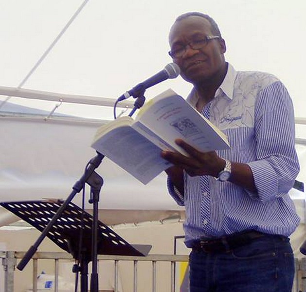 Mwènè Gabriel Okoundji lors d'une séance de lecture au Marché de la Poésie à Paris