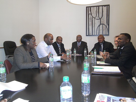 Conseiller Henri Dimi de l'ambassade du Congo en France recevant les participants à la réunion de concertation Banquiers /  Société civile
