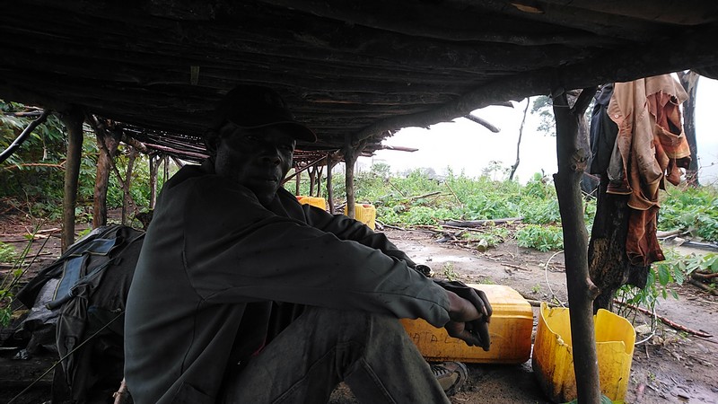 Jeune agriculteur du village Roch Kintouari sous l'étalage de séchage du foufou à l'abri de la pluie