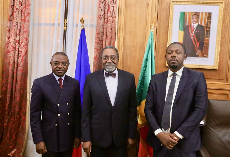 Rodolphe Adada entouré du ministre conseiller Paul Maloukou et du concepteur de la plateforme GIRAFE, Alex Desty Tchitembo Fouti