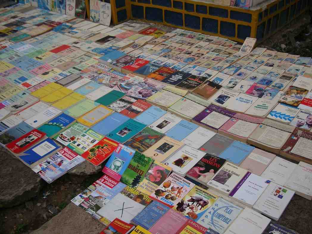 Une librairie « par terre » à Brazzaville.