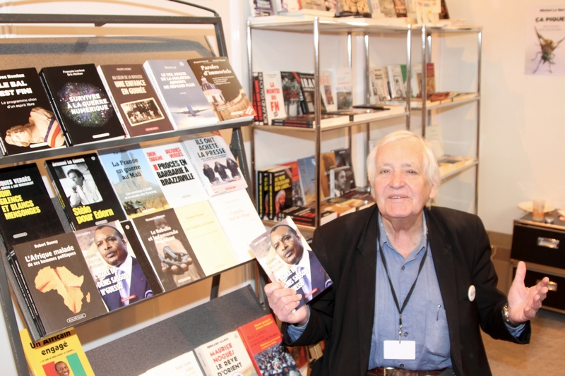 Jean Picollec sur son stand à la 37ème édition du salon du Livre Paris