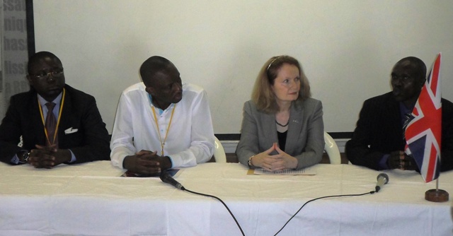Diane Corner entouré de Dr Didier Bakajika et Faustin Mulondi