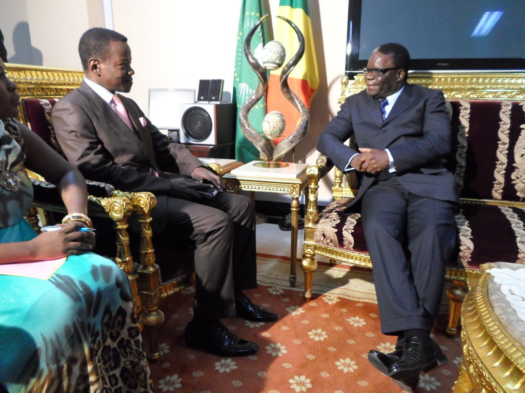 Le ministre des Affaires étrangères échangeant avec Howanou Agbessi