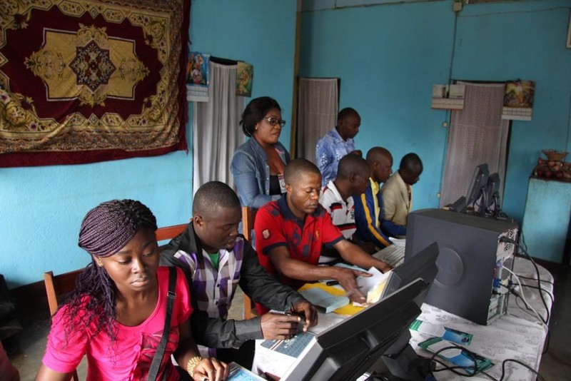 une salle municipale numérique à la localité de Zanaga livrée par le collectif des Congolais de France lors des festivités de Sibiti 2014