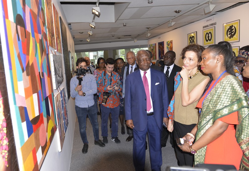 Unesco- Semaine Africaine 2019 Audrey Azoulay, directrice générale de l'Unesco lors de la visite des tableaux de Vanessa Agnagna ancienne pensionnaire de l'École de Peinture de Poto Poto